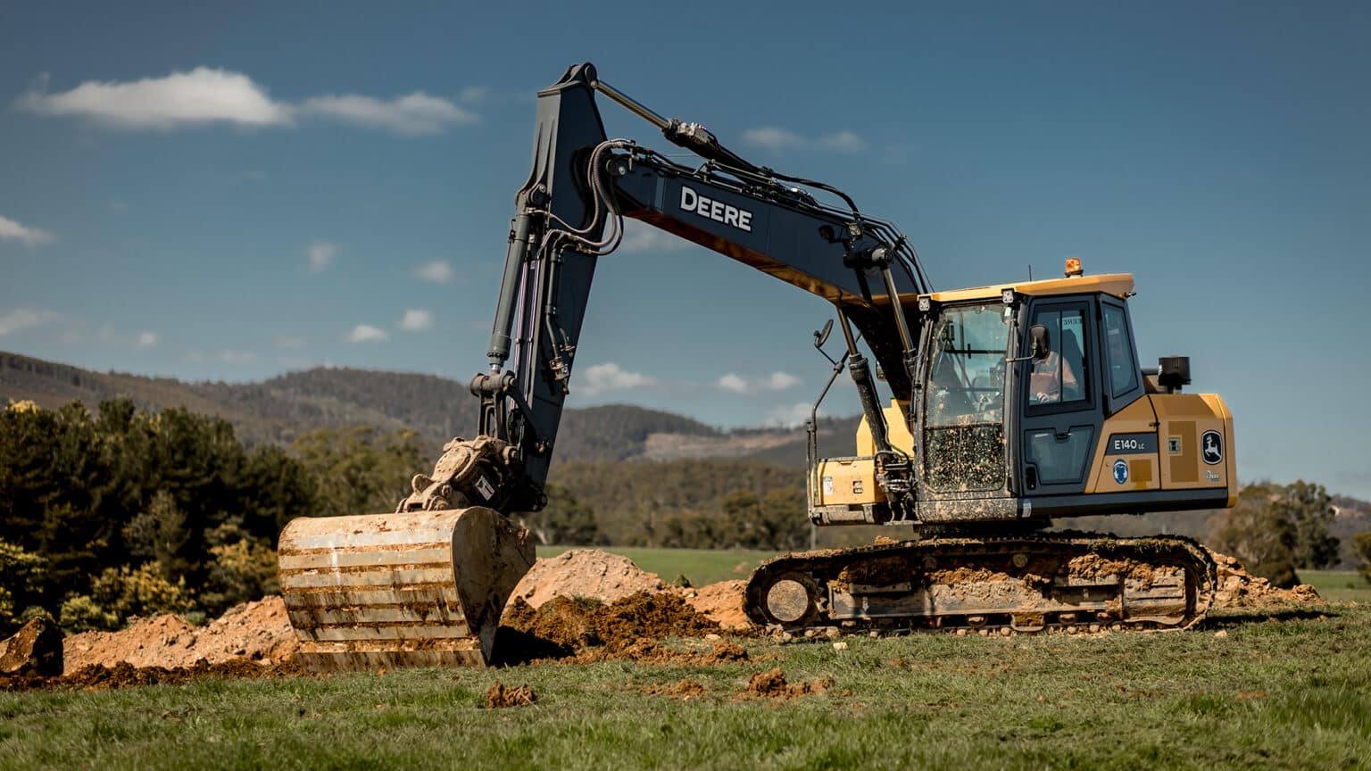 E140LC Mid-Size Excavator