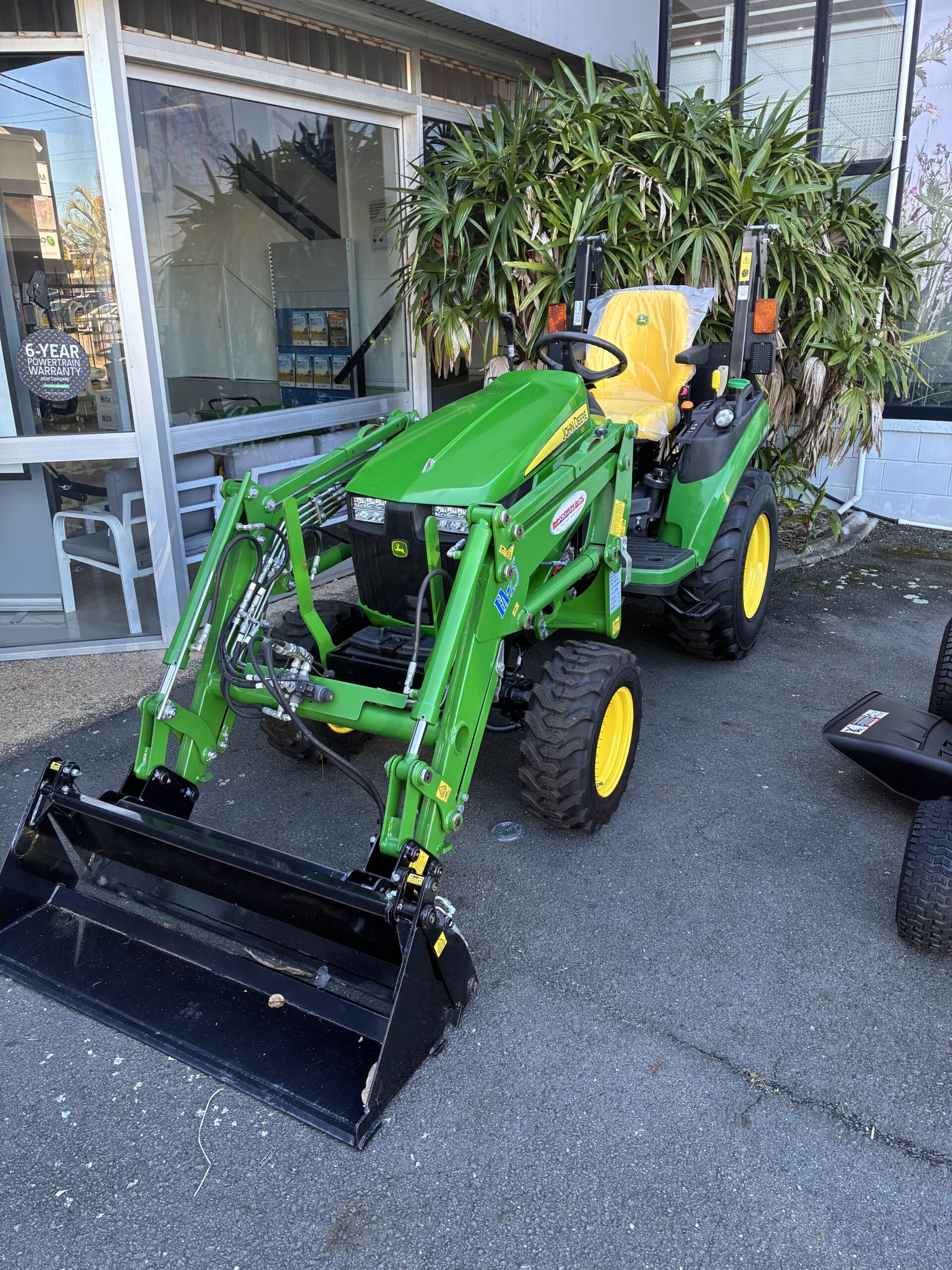 2022 John Deere 2025R Compact Tractor + FA15 - X233612