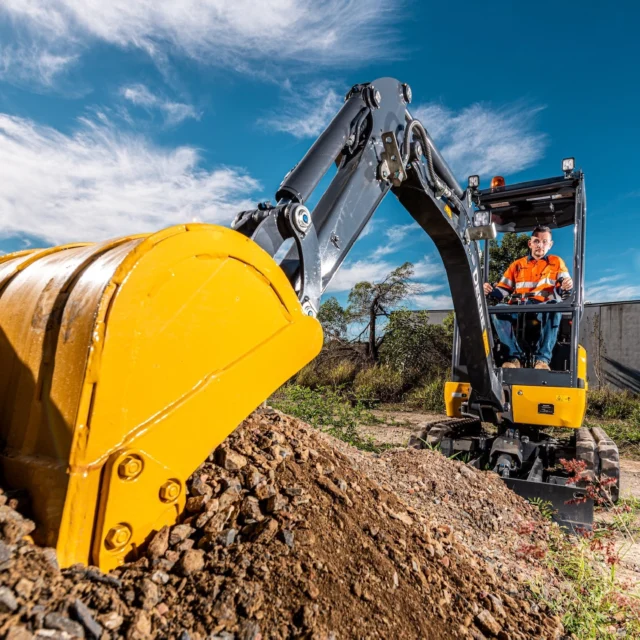Who's coming along to the @dieseldirtandturfexpo next weekend? Come say hello to the local RDO crew at stand K3, and check out our Show Special we've got on offer for the E18ZS mini excavator, trailer and bucket package. Check out all the details in our bio 👊

#RDOequipmentau #NewDayNewDeere #johndeere #deere #johndeereconstruction #miniexcavator #excavator #compactequipment #digger #minidigger