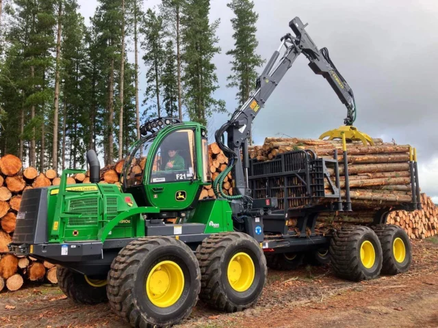 A DOZEN 👏🌲 

A huge congratulations to Merrett Logging for taking delivery of their 12th 1910E Forwarder. What a milestone! Thank you to the team for your ongoing support of your local RDO team and the John Deere forestry product. 

Thanks to our Adelaide team and the crew at SE Forest & Hydraulic Centre. 

#RDOequipmentau #ForestryFriday #johndeere #deere #johndeereforestry #heavyequipment #heavymachinery #forestry #loggers #logging #forwarder