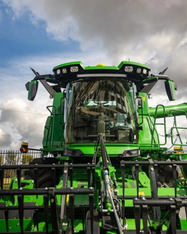 #FrontEndFriday from our Toowoomba branch 🚜 
Just a couple of legends hanging out - the S7700 and 8R410 looking sharp in the sunshine💪 

#FrontEndFriday #JohnDeere #S777900 #8R410 #RDOEquipmentAustralia #Toowoomba