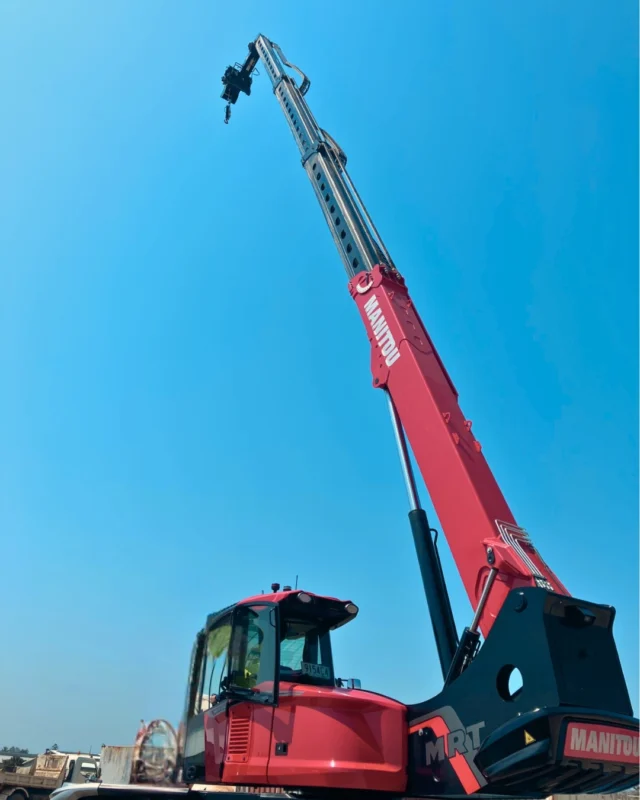 🚧 Big delivery day at Burnett Heads!
We’ve just dropped off a Manitou MRT-X 2260 Rotating Telehandler to the crew at Christensen Industries. This machine lifts 6 tonnes, reaches 22 metres, and rotates like a crane, making equipment placement a breeze.
Great to catch up with Josh Murrell from Manitou Australia, Brayden Cross from our RDO Bundy service team, and Dale Christensen, who leads the team at Christensen Industries.
Thanks again for the business!
#TelehandlerGoals #ManitouMRT #RDOEQUIPMENT #BundabergBuilds #ChristensenIndustries #WorksiteUpgrade