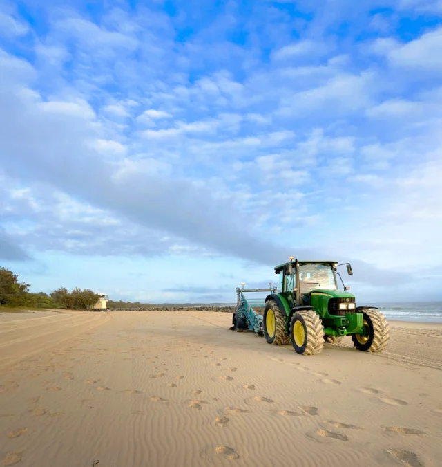 Prepping the shoreline for peak season in Noosa. Clean sand, clear skies, and summer vibes incoming🏖️ 

📸 @carlyareeves

#RDOequipmentAustralia #NoosaCouncil #BeachMaintenance #HeavyEquipment #SummerStartsHere