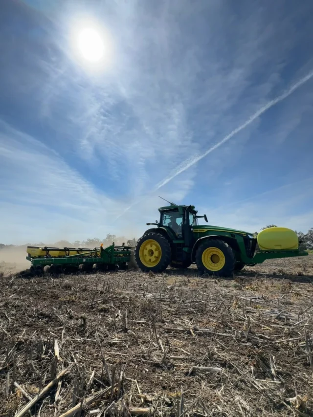 🚜 Full throttle in the field.
This 1725 16-row planter, recently delivered by RDO Gympie to @jab_agriculture in Gunnedah, is planting Sorghum with precision and power.

💧 It’s equipped with a Liquid Systems LQS70 module and a Hayes 1500L Front Sliding Tank, all mounted to an 8R 340. Section Control and Row Command allow each row to be individually managed for maximum accuracy, while the LQS70 delivers starter fertiliser directly into the seed trench to support germination.

🌱 JAB AG is thrilled with the performance and the amount of ground he’s covering per hour.

#RDOEquipmentAU #JohnDeere #PrecisionAg #SorghumPlanting #LiquidSystems #HayesAgriculture #JABAG #FarmTech #AgInnovation #PlanterPower