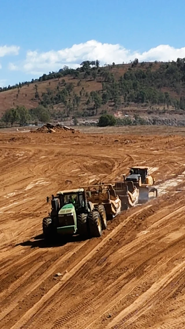 Big power. Bigger dirt piles. 

John Deere 9R540 Scraper Special tractors working together with John Deere 950 P-Tier dozer💪