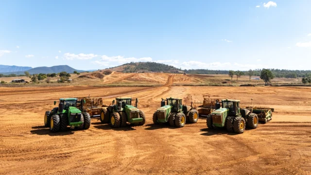 What's better than one John Deere 9R 540 Scraper Special? Four of them😎

Now that's a lot of horsepower in one photo.
